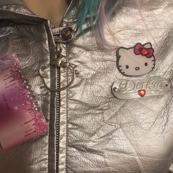 Amazing 🤩 rare y2k metallic silver hello kitty cropped jacket♥️ - Picture 8 of 17